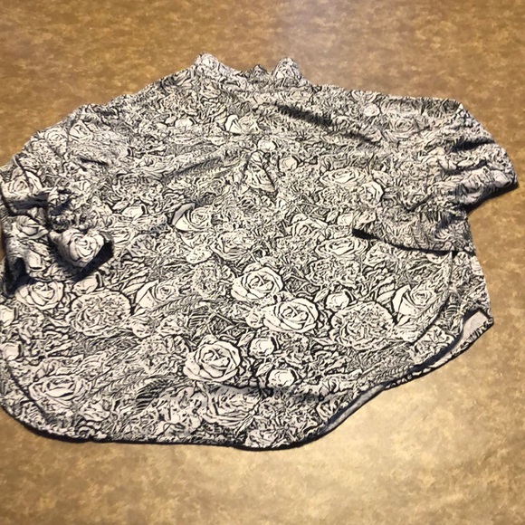 Rock & Republic Top  (#1605) - Picture 2 of 4